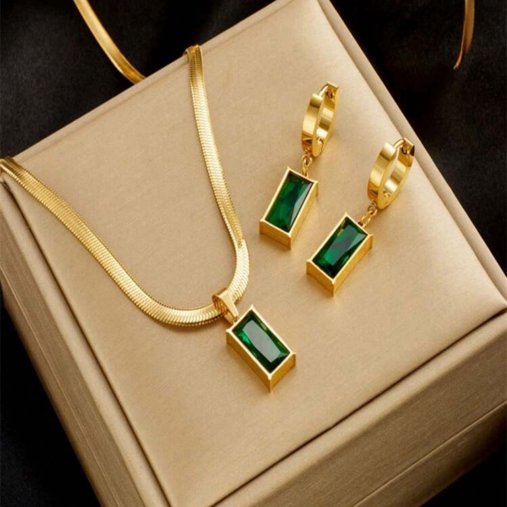 Green Zirconia Set Including French-style Knife Blade Pendant Necklace